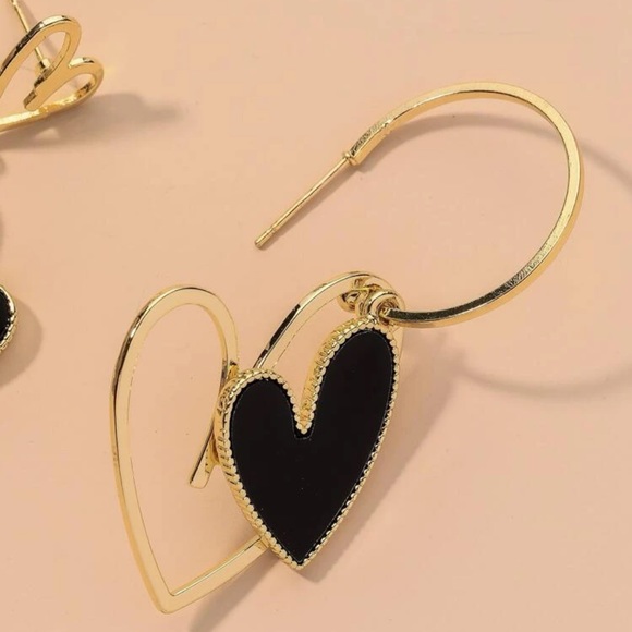 Heart Charm Mismatched Drop Earrings New - Picture 3 of 3